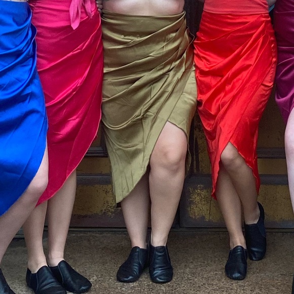 Olive/chartreuse slit and semi-ruched skirt size US L. - Picture 5 of 5